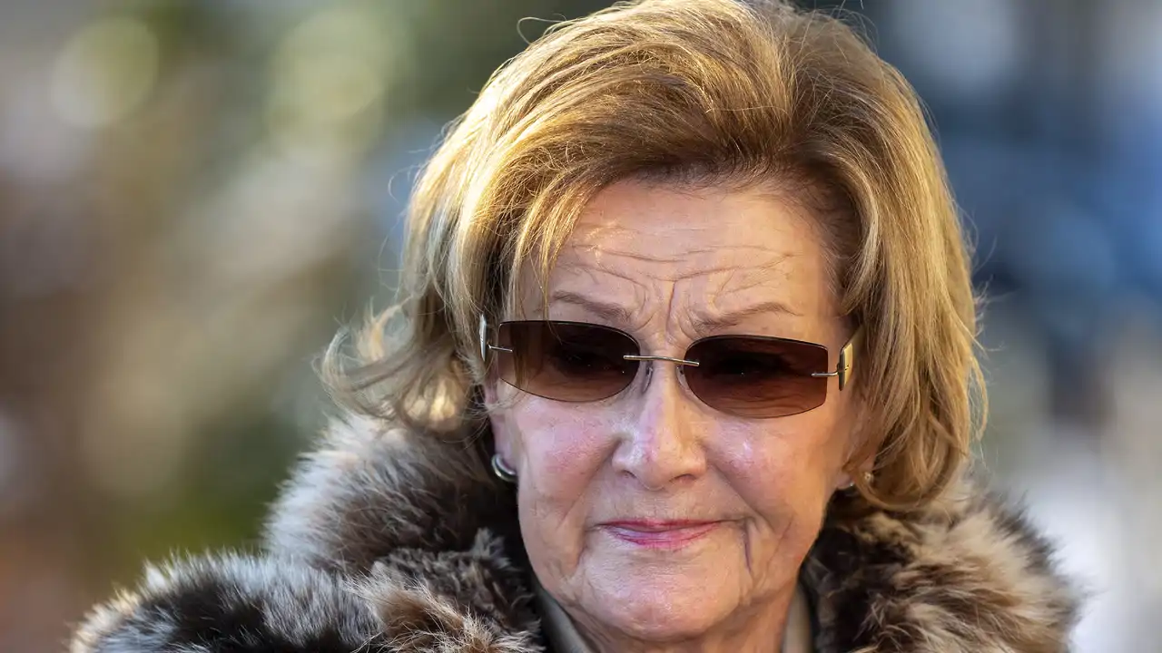 La Reina Sonia de Noruega con gafas de sol