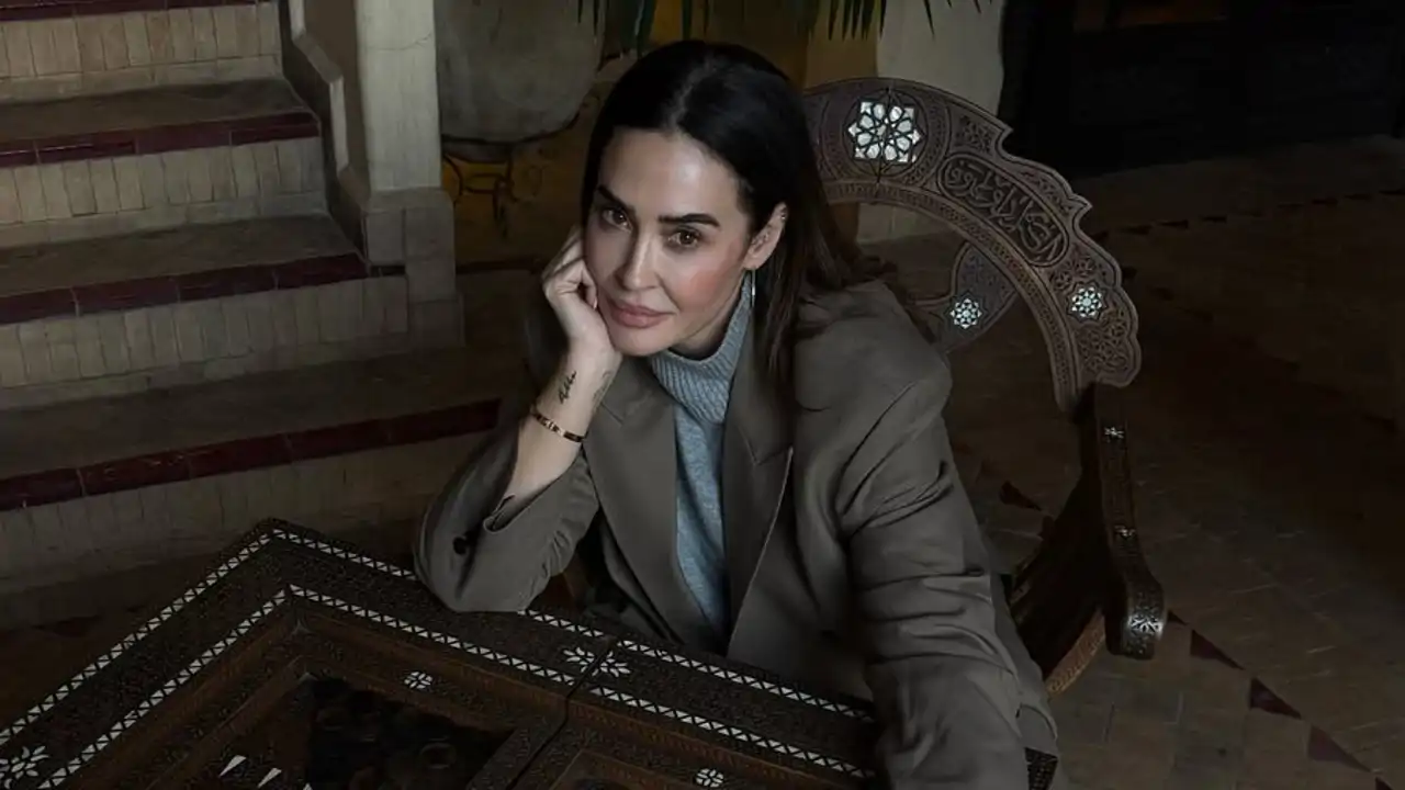 Vicky Martín Berrocal triunfa en Marruecos con su estilismo color crema oversize lleno de texturas
