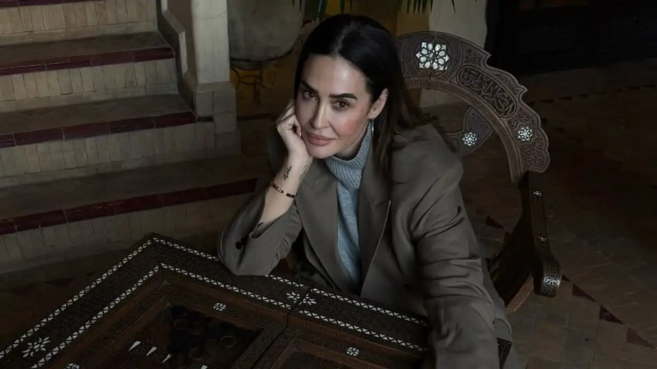 Vicky Martín Berrocal triunfa en Marruecos con su estilismo color crema oversize lleno de texturas