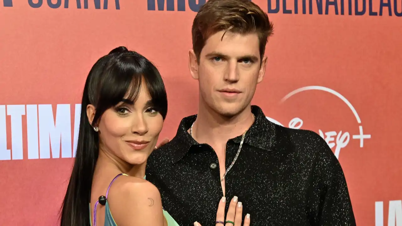 Aitana y Miguel Bernardeau posan durante un photocall