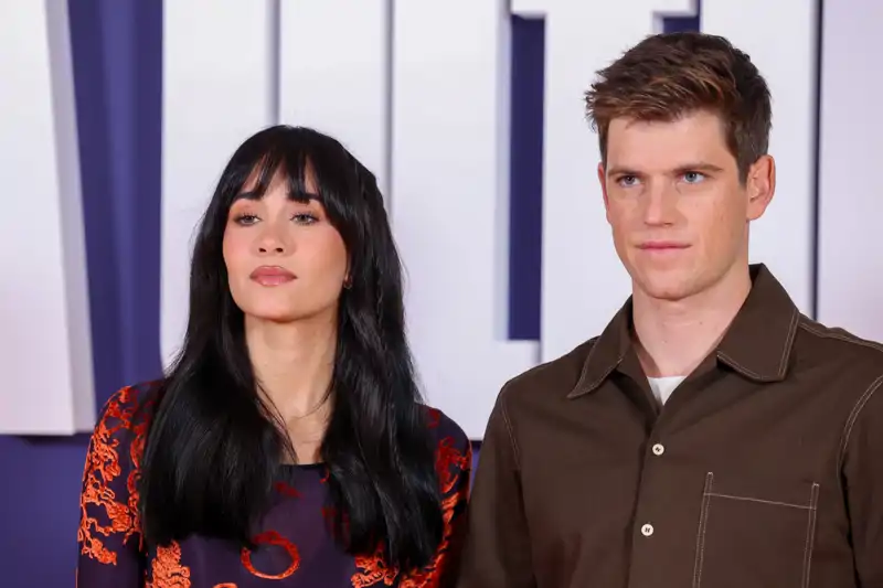 Aitana y Miguel Bernardeau posando en un photocall