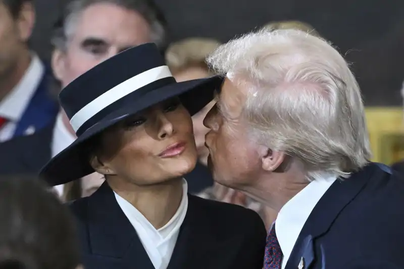 Donald Trump besa a su mujer en su ceremonia de investidura