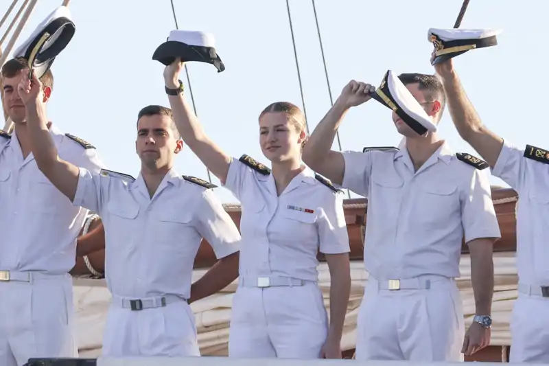 El saludo a tierra de los guardiamarinas del Juan Sebastián Elcano