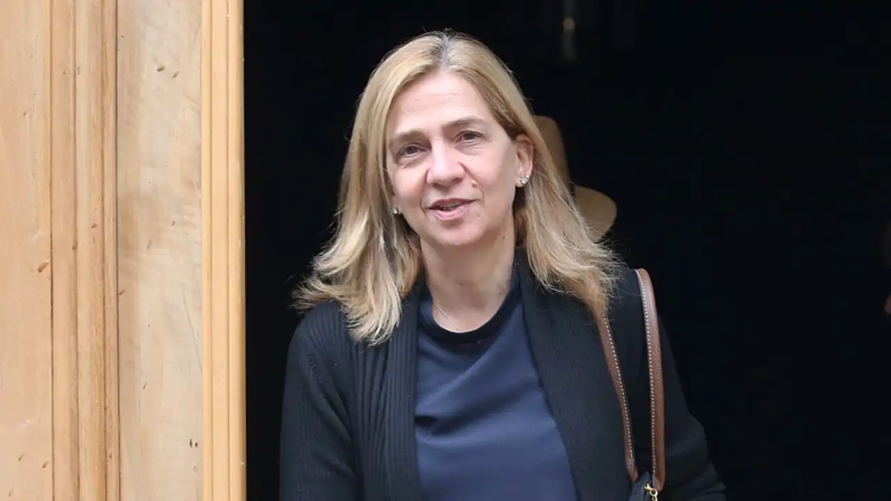 La Infanta Cristina, accidentada, supervisa la reforma de su piso en Barcelona