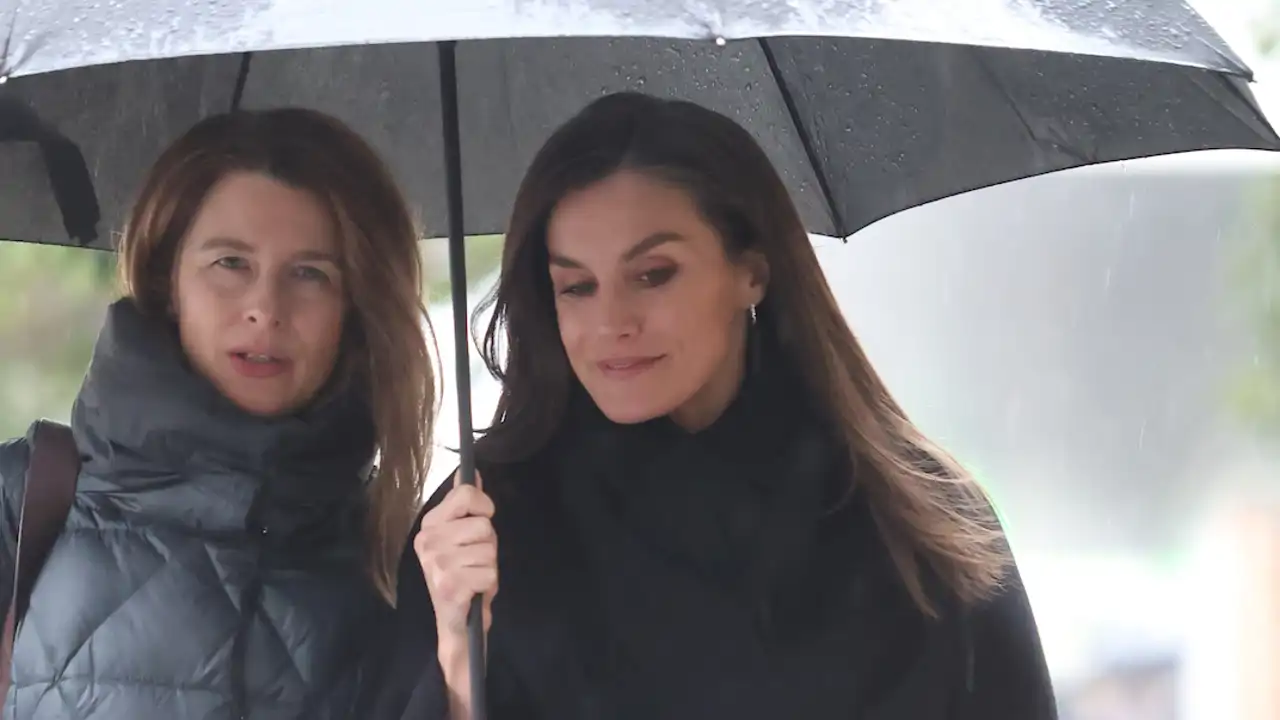 La Reina Letizia vuelve a la oficina y afronta el mal tiempo con el look 'todo al negro' más versátil 