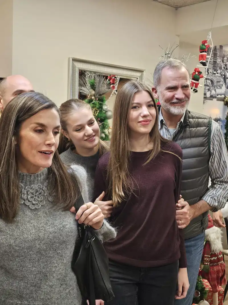 Los Reyes y sus hijas en el restaurante Albufera