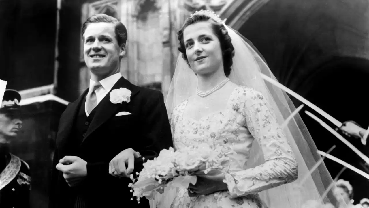 Boda de Edward John Spencer y Frances Shand el 1 de junio de 1954.