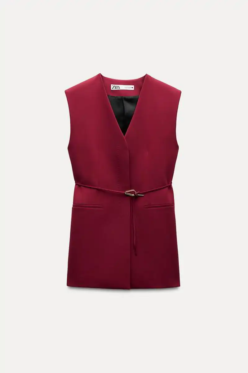 Chaleco cinturón aberturas ZW Collection de Zara 29,99 euros rojo