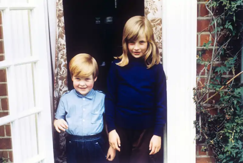 Diana y su hermano pequeño, actual Conde Spencer, en la residencia familiar en 1968