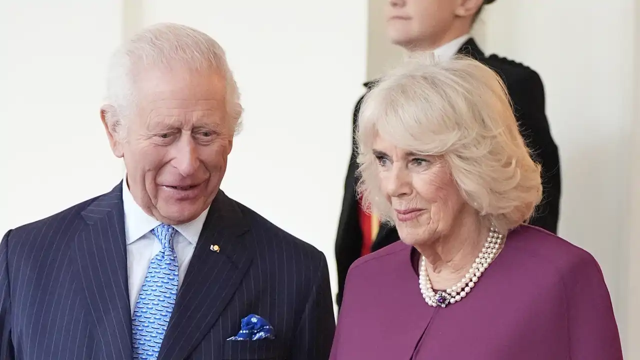 Los dos alimentos que la familia real británica evita comer: la ‘prohibición’ de la Reina Camilla