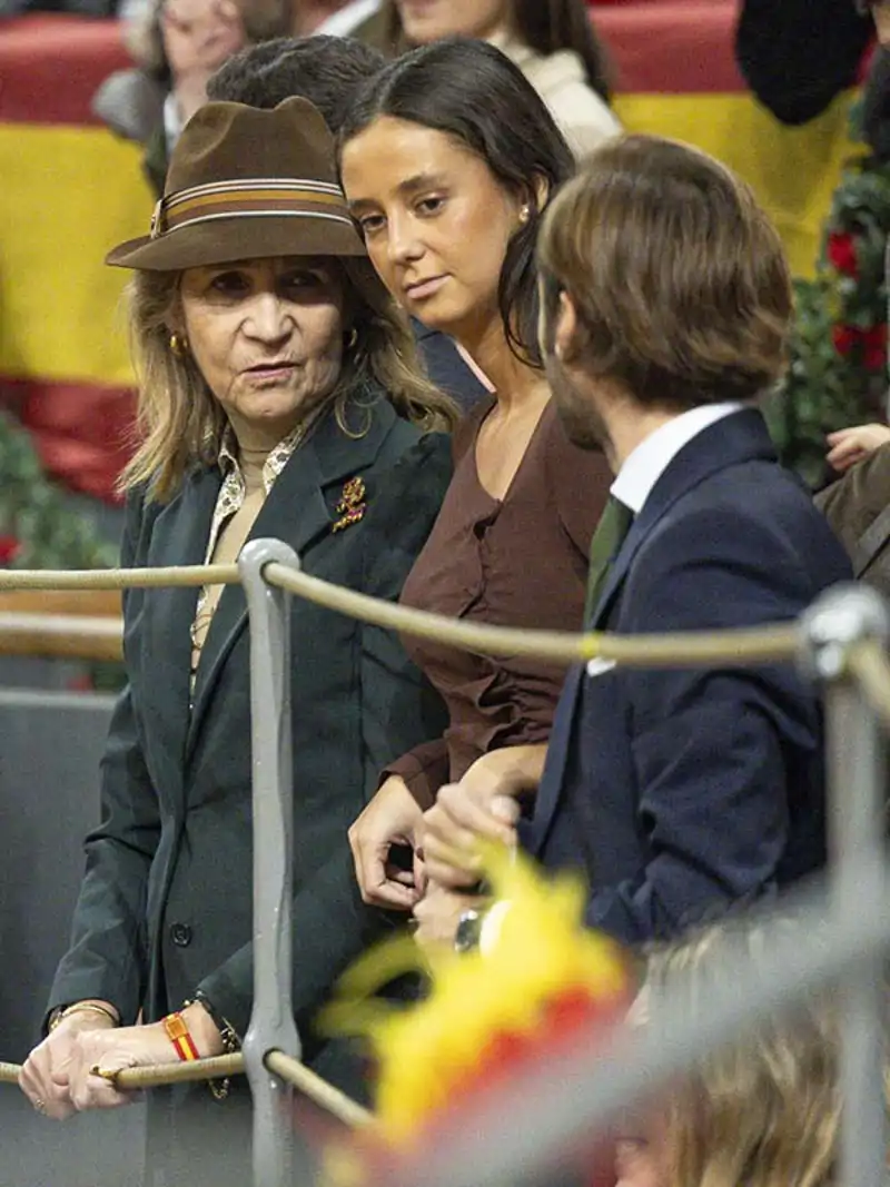 La Infanta Elena y su hija Victoria Federica en el palacio de Vistalegre