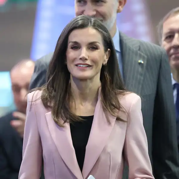 La Reina Letizia estrena en Fitur 2025 la blazer que reinterpreta el estilo 'New look' y rescata una tendencia que parecía muerta