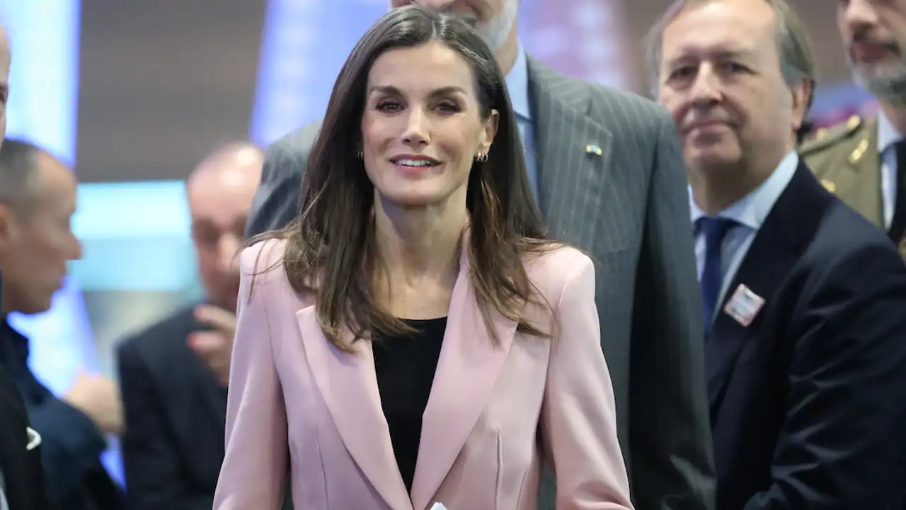 La Reina Letizia estrena en Fitur 2025 la blazer de Zara que reinterpreta el estilo 'New look' y rescata una tendencia que parecía muerta