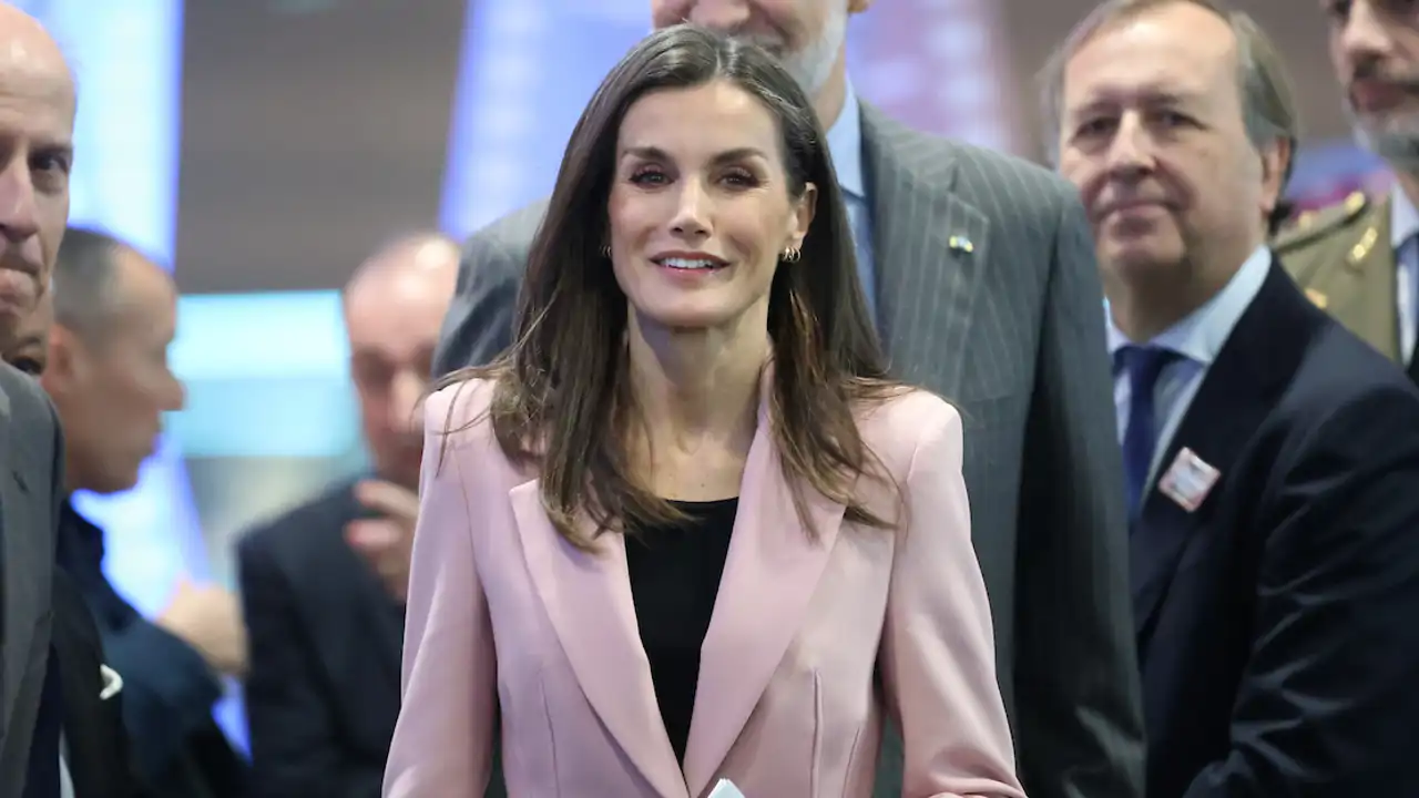 La Reina Letizia estrena en Fitur 2025 la blazer que reinterpreta el estilo 'New look' y rescata una tendencia que parecía muerta