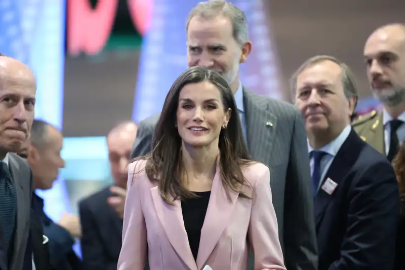 La Reina Letizia estrena en Fitur 2025 la blazer que reinterpreta el estilo 'New look' y rescata una tendencia que parecía muerta