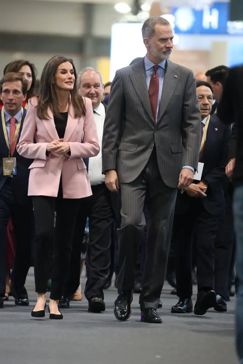 La Reina Letizia estrena en Fitur 2025 la blazer que reinterpreta el estilo 'New look' y rescata una tendencia que parecía muerta