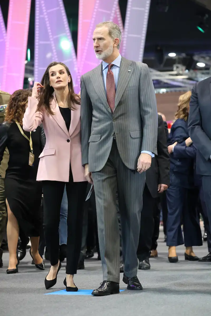 Los pantalones 'skinny' de la Reina Letizia en FItur 2025 ¿el retorno del pitillo?