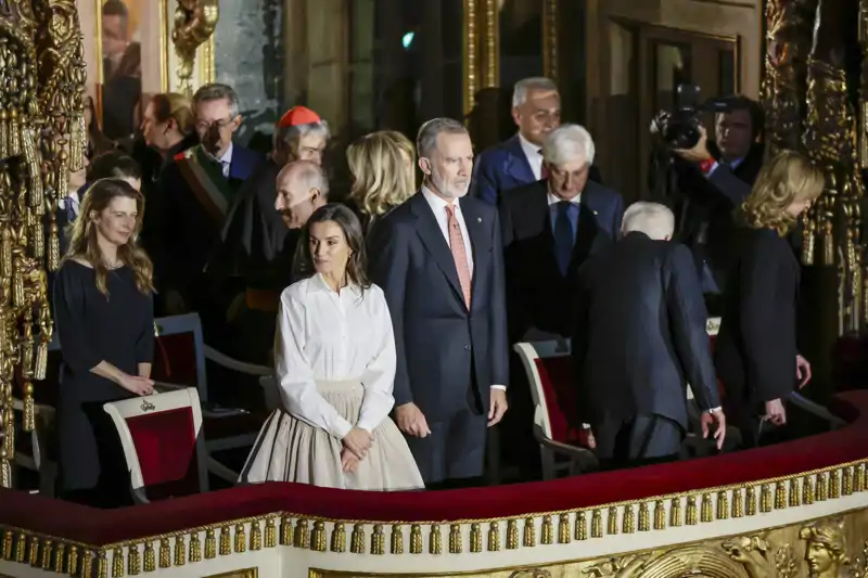 María Ocaña, en un segundo plano durante el viaje de Estado de los Reyes a Italia