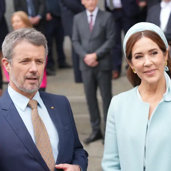 Mary de Dinamarca, elegantísima, arrasa en Alemania con un conjunto que desafía al otoño y marca tendencia con sus accesorios