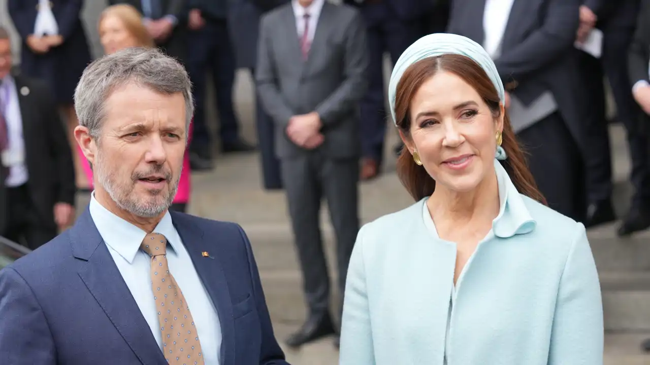 Mary de Dinamarca, elegantísima, arrasa en Alemania con un conjunto que desafía al otoño y marca tendencia con sus accesorios