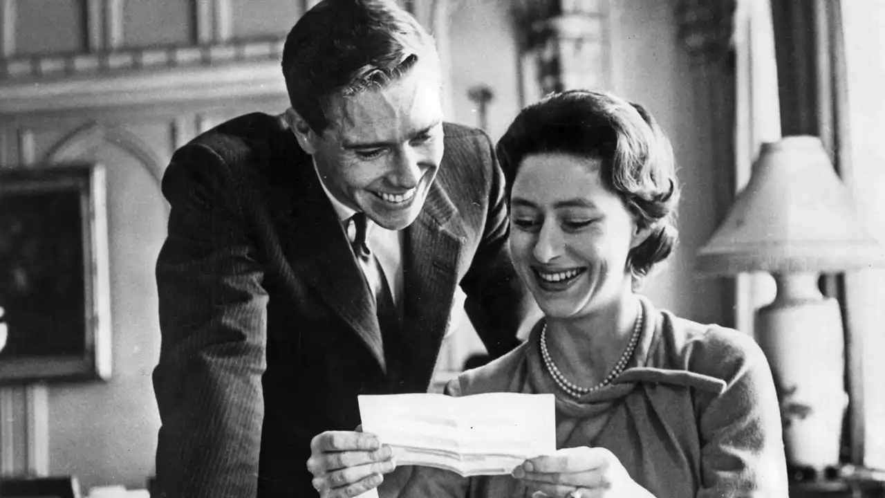 La Princesa Margarita y Antony Armstrong-Jones en enero de 1960 con un telegrama de felicitación por su compromiso. 