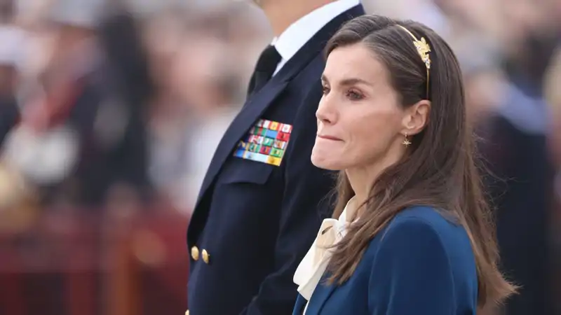 La Reina Letizia se muerde el labio para tratar de contener las lágrimas.