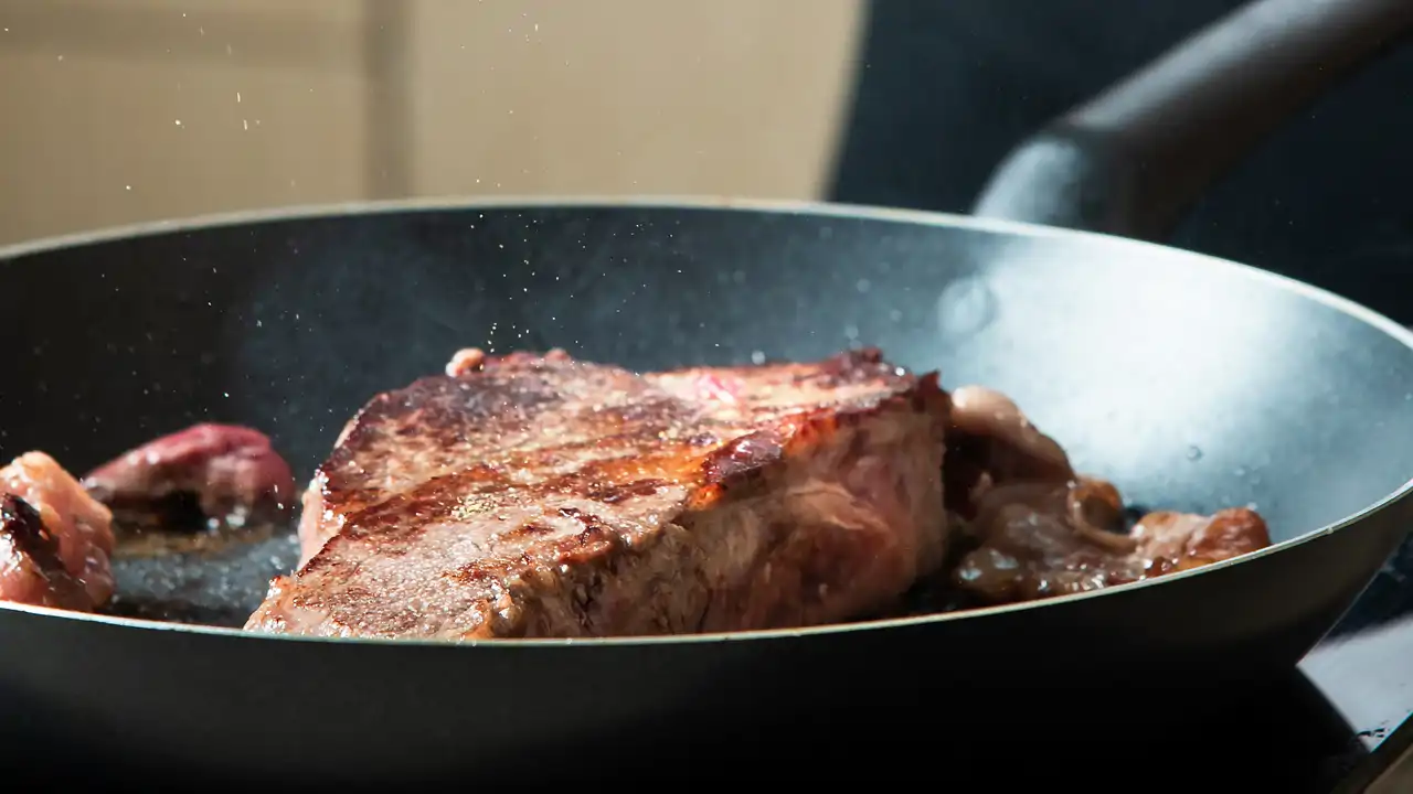 Solo para carnívoros: las 10 mejores sartenes, parrillas y piedras para cocinar un filete, entrecot o chuletón perfecto