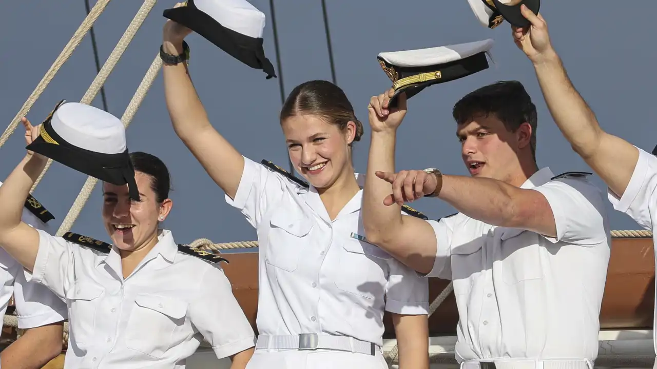 De su 'herida de guerra' a la complicidad con sus compañeros: la Princesa Leonor pone rumbo a Brasil en un viaje de 22 días 