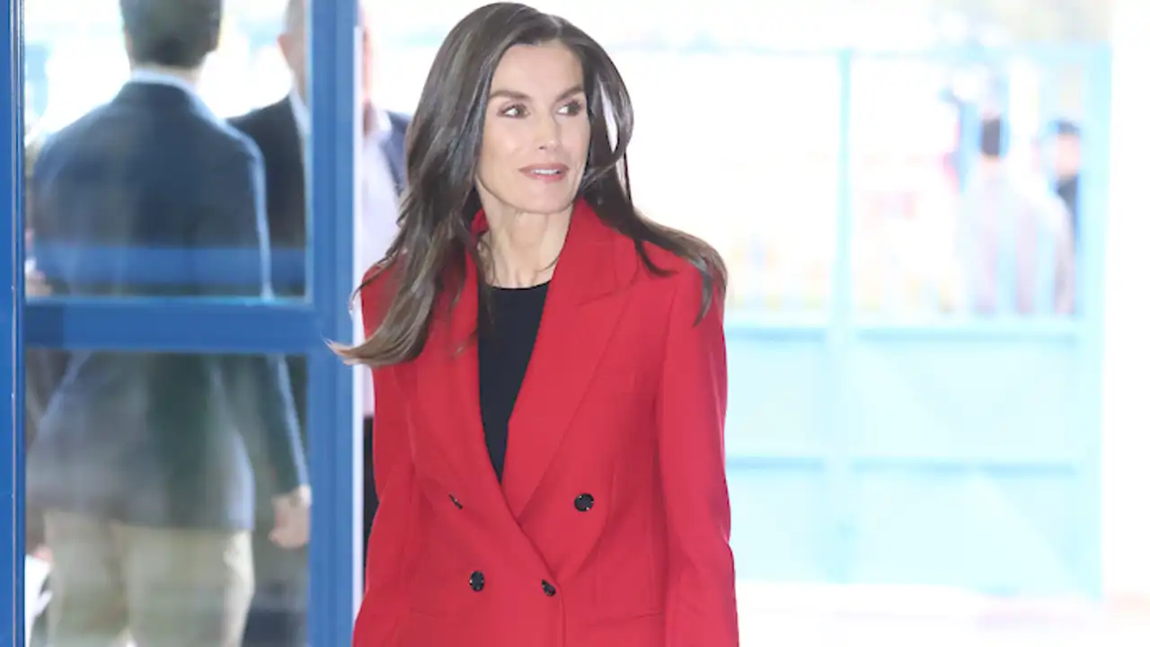 Del rosa al rojo: la Reina Letizia reaparece y rescata su traje de Hugo Boss más todoterreno con los mocasines que suman altura 