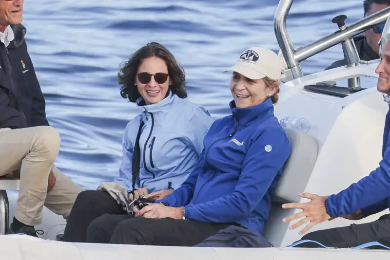 La Infanta Elena con la escritora Laurence Debray en Sanxenxo