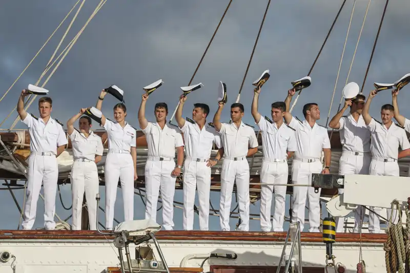 La Princesa Leonor junto al resto de guardamarinas en el buque escuela Juan Sebastián Elcano