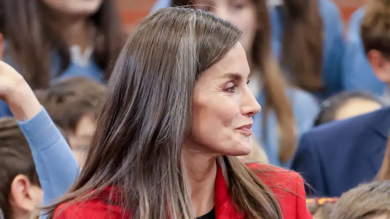 La Reina Letizia saca su lado más tierno: rompe el protocolo junto a los niños en su visita a un colegio de Madrid