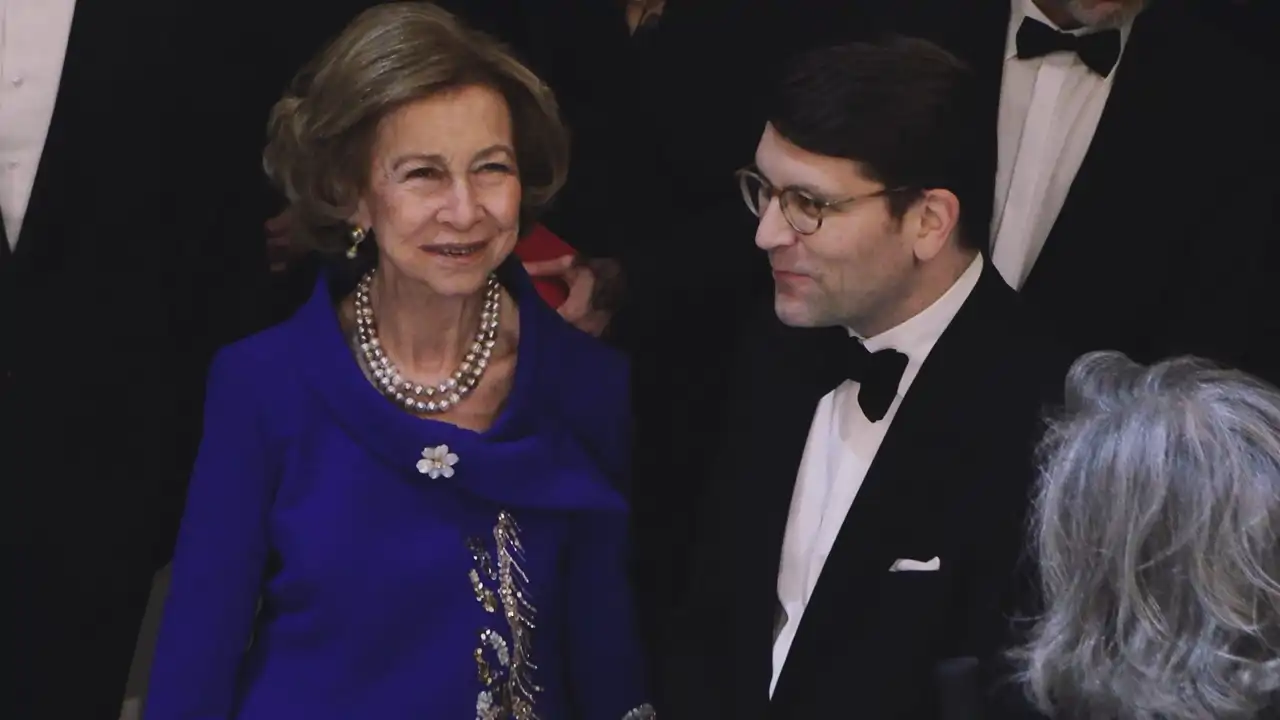 La Reina Sofía, fiel a su estilo, triunfa con un vestido joya azul cobalto en su gran noche en la Ópera Garnier de París