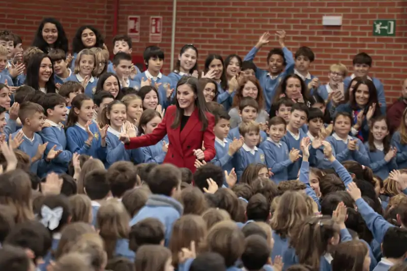 Doña Letizia con los escolares de un centro educativo de Madrid