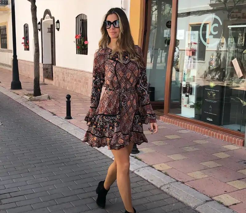 Elisabeth Reyes paseando por una calle