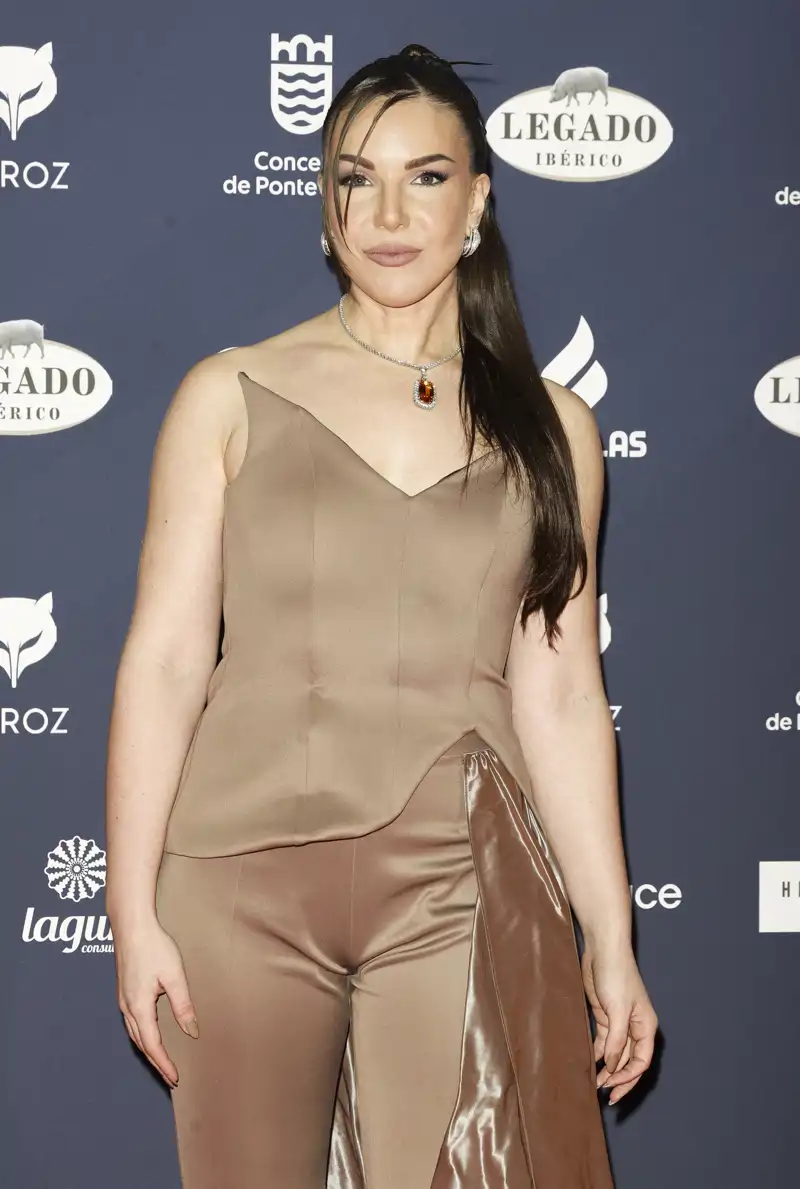 Inés Hernand y sus labios nude en los Premios Feroz 2025