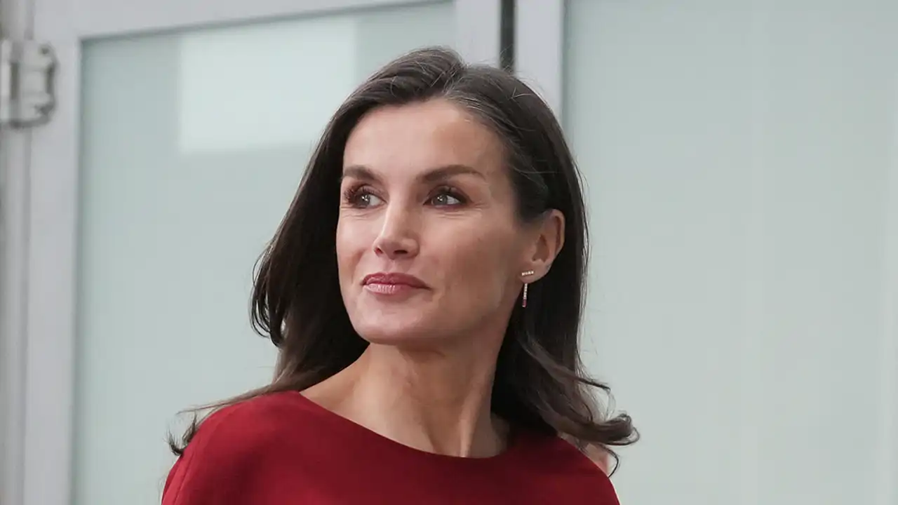 La prensa italiana reacciona al look más todoterreno de la Reina Letizia y repara en un detalle