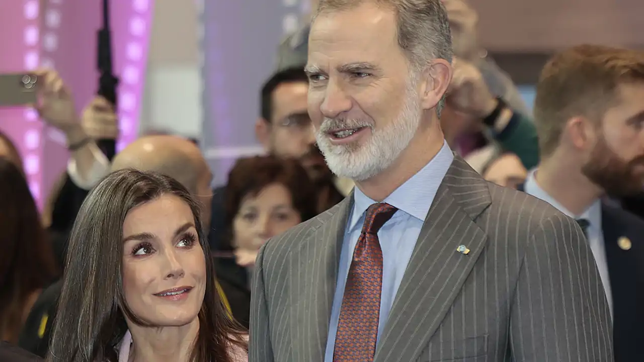 El motivo por el que los Reyes Felipe y Letizia rechazan comida de desconocidos, explicado por una experta en protocolo