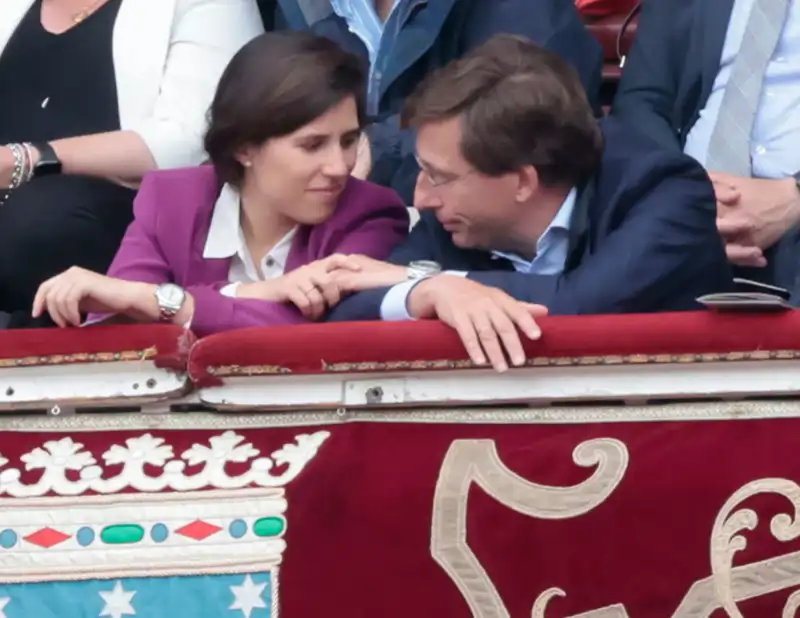 Teresa Urquijo y Almeida en los toros.