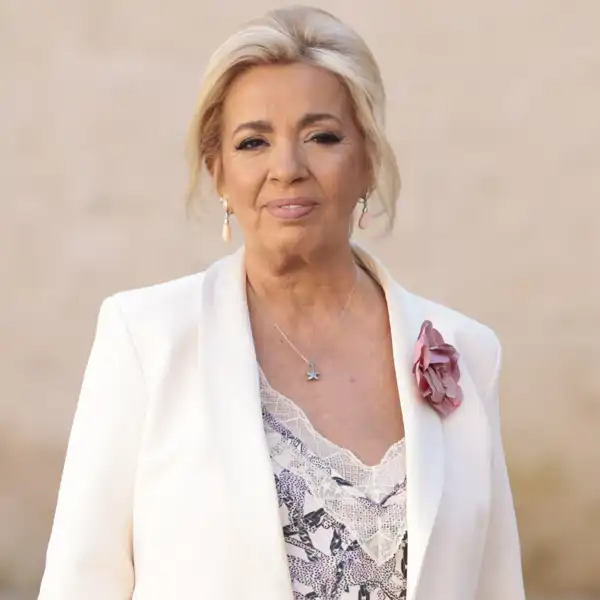 Carmen Borrego posa ante la prensa en Sevilla