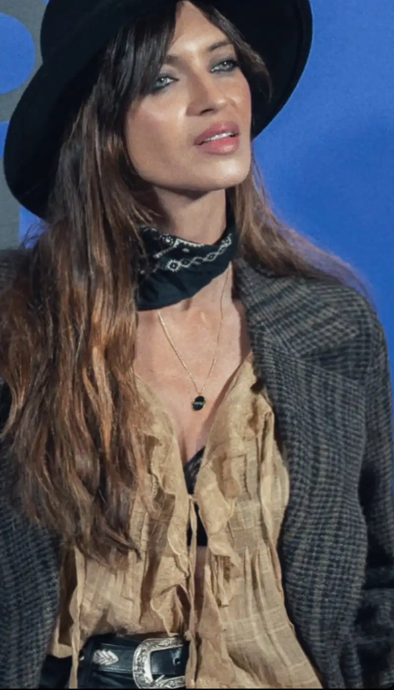 El look bohemio de Sara Carbonero: blusa con volantes, sombrero y botas cowboy 