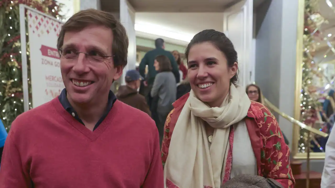 José Luis Martínez-Almeida y Teresa Urquijo visitan un mercadillo