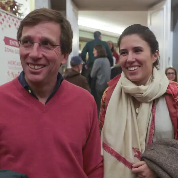 José Luis Martínez-Almeida y Teresa Urquijo visitan un mercadillo