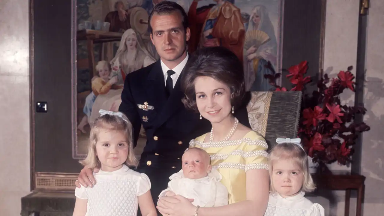 Los entonces Príncipes, Juan Carlos y Sofía, posando junto a sus tres hijos, Elena, Cristina y el recién nacido Felipe.