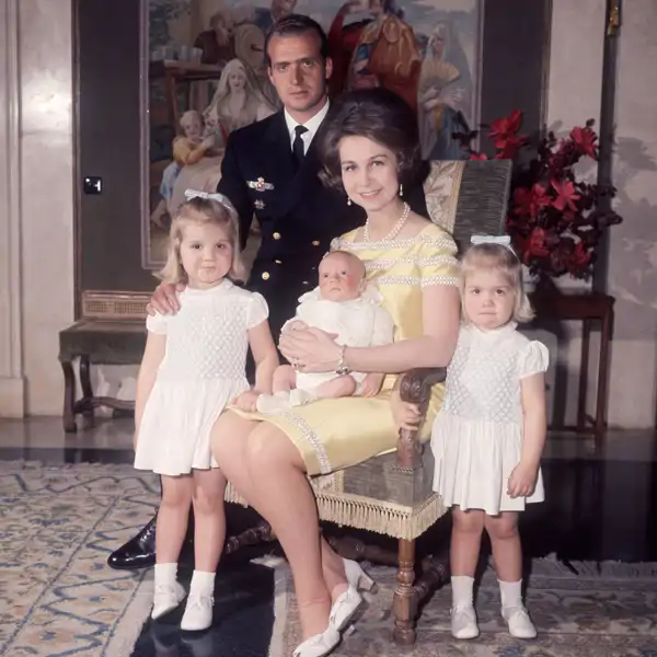 Los entonces Príncipes, Juan Carlos y Sofía, posando junto a sus tres hijos, Elena, Cristina y el recién nacido Felipe.