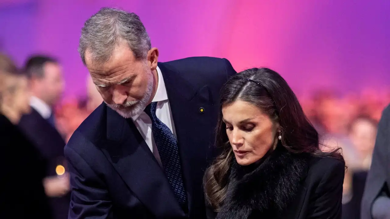 Del descuido de la Reina Letizia a la ‘cabezada’ de Carlos III: algunos momentos del 80 aniversario del fin de Auschwitz