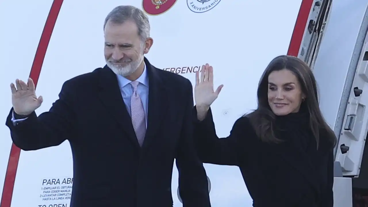 Los Reyes Felipe y Letizia saludando desde un avión