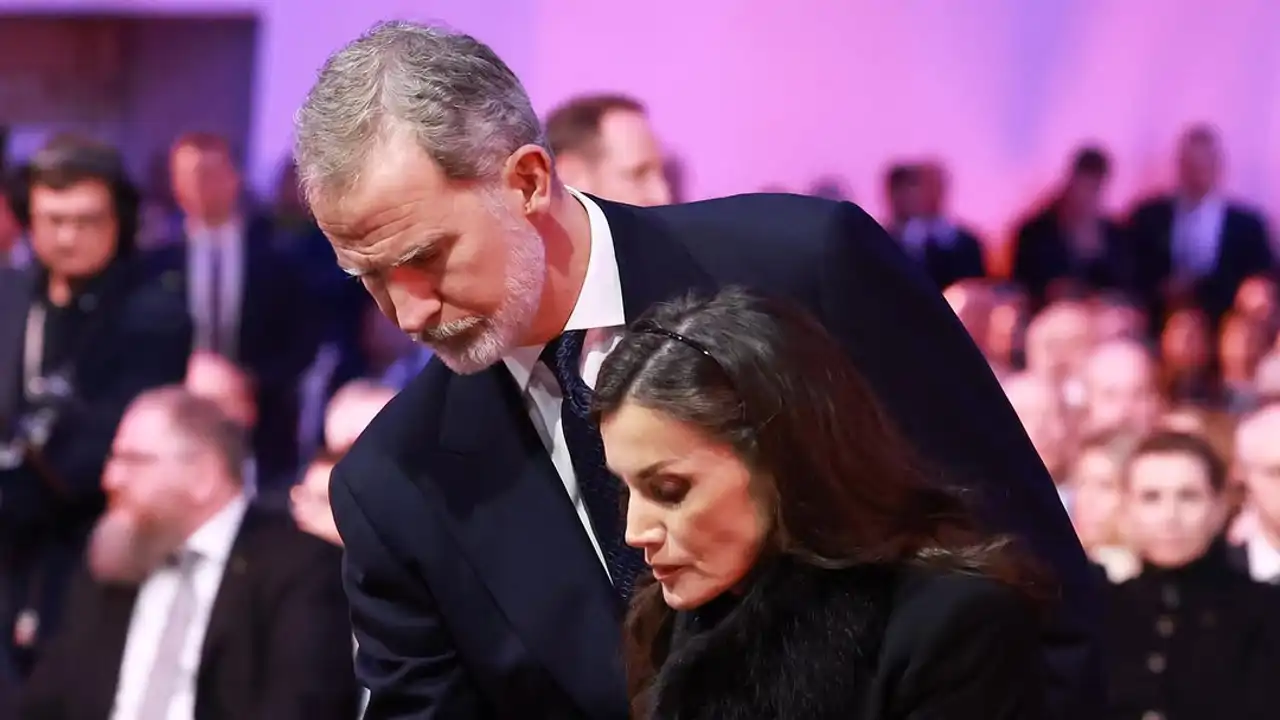 Los Reyes Felipe y Letizia se unen al homenaje a las víctimas del holocausto: el emotivo momento