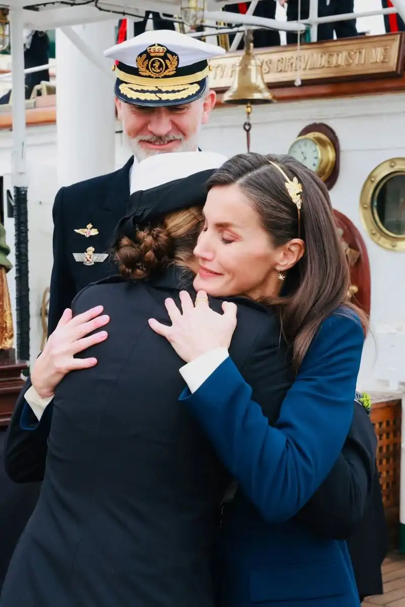 Los Reyes se despiden de su hija. 