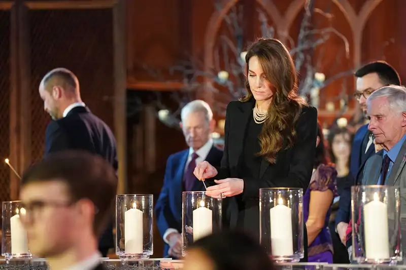 Kate Middleton encendiendo una vela